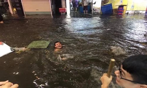 Hà Nội biến thành sông, dân mạng thích thú nghịch nước
