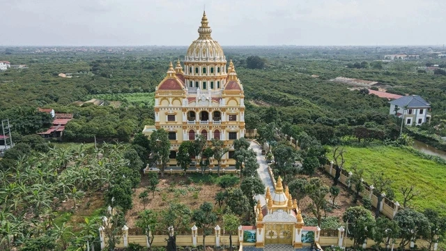 Cận cảnh tòa lâu đài “dát vàng” 10 tỷ của ông chủ lò gạch 