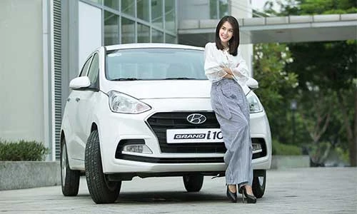 DV Tú Vi đọ dáng xe sedan Hyundai i10 giá 415 triệu