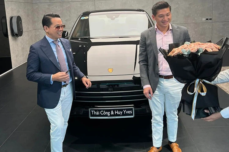 Thái Công cùng "tình trẻ" kém 17 tuổi tậu Porsche Cayenne từ 4,7 tỷ