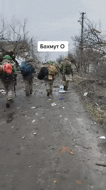 Hiện quân Ukraine tại Bakhmut chỉ có thể triệt thoái về hướng tây theo lối tắt, qua những cánh đồng lầy lội dưới làn đạn pháo của quân Nga. Nhiều lính Ukraine đã tự ý bỏ vị trí phòng ngự, để rút lui theo nhóm nhỏ, trước khi họ không thể thoát khỏi vòng vây của quân Nga.