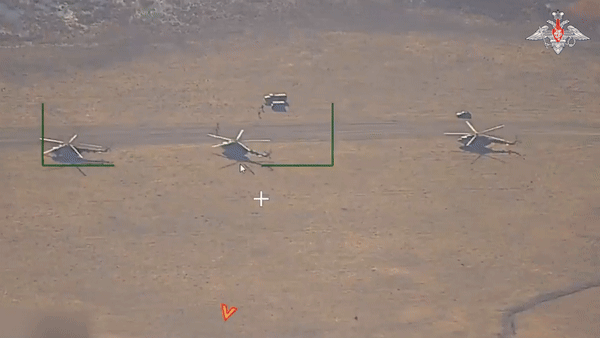 Bộ Quốc phòng Nga hôm 13/3 cho biết, UAV trinh sát của Nga phát hiện bãi đỗ trực thăng của Quân đội Ukraine gần làng Novopavlovka, cách tiền tuyến khoảng 46km. Cảnh quay từ UAV do Quân đội Nga công bố cho thấy, ba chiếc trực thăng xếp hàng trên một sân bay dã chiến, với một xe tải tiếp tế và một phương tiện khác đậu gần đó.