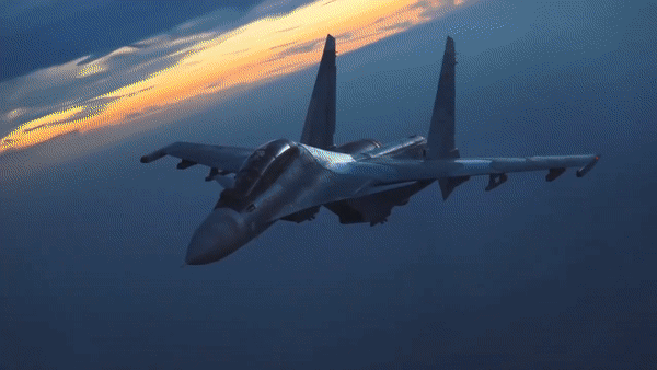 Nhằm giúp mở rộng phạm vi hoạt động và tính linh hoạt, Su-30SM có khả năng tiếp nhiên liệu trên chuyến bay (IFR), giúp nó có thể thực hiện các nhiệm vụ ở xa căn cứ và kéo dài thời gian tuần tra trên không.