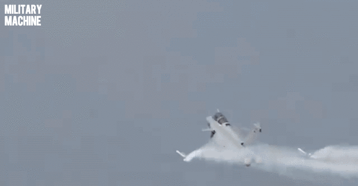 Rafale M (Marine) là phiên bản máy bay chiến đấu một chỗ ngồi hoạt động trên tàu sân bay cho Hải quân Pháp. Đây là phiên bản hoạt động trên tàu sân bay hải quân Pháp, đã đi vào hoạt động từ năm 2002. Rafale M nặng hơn Rafale C 500 kg. Bề ngoài rất giống Rafale C, nhưng phiên bản M có nhiều điểm khác biệt.