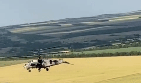 Đoạn video do Bộ Quốc phòng Nga công bố cho thấy, trực thăng Ka-52 Alligator đã nhiều lần né tránh thành công những quả tên lửa phòng không vác vai do quân đội Ukraine phóng đi. Thậm chí có trường hợp, một chiếc Ka-52 Alligator bị bắn “cụt đuôi”, nhưng vẫn hạ cánh an toàn.