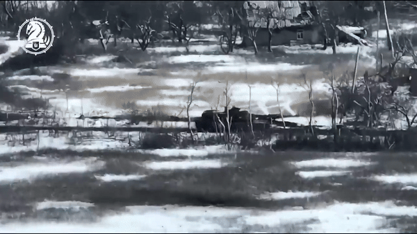 Đặc biệt, xe tăng M1A1 Abrams của Ukraine luôn là mục tiêu bị quân Nga săn đuổi nhiều nhất trên chiến trường Ukraine; thời gian xuất hiện của nó trong chiến đấu rất ngắn, chỉ tính bằng vài ngày. Đặc biệt là khi quân Nga có quá nhiều vũ khí chống tăng nguy hiểm. 