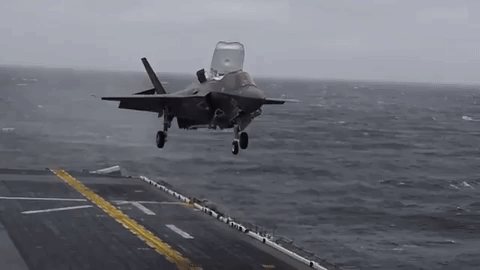 Nhưng việc mua F-35 chỉ là chi phí đầu tiên, các chi phí tiếp theo mới là đắt đỏ; đặc biệt là F-35 phải liên tục nâng cấp, đó là khoản kinh phí “thực sự kinh hoàng” mà các quốc gia chấp nhận mua loại chiến đấu cơ này phải gánh chịu. (Nguồn ảnh CNN, Forbes, Wikipedia).