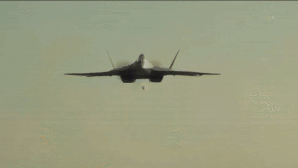 Theo thông tin của trang web Bulgarian Military ngày 12/9 cho biết, chiến đấu cơ Su-57 của Nga đã thực hiện cuộc tấn công vào Ukraine vào ngày 4/9. Theo tình báo quân sự Ukraine, những máy bay chiến đấu này chủ yếu được sử dụng cho các cuộc tấn công tầm xa.
