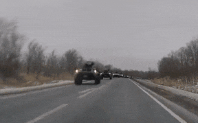 Trên đường cao tốc hướng về biên giới Ukraine, người đi đường có thể nhìn thấy những chiếc xe bọc thép BTR-82A, của Lữ đoàn bộ binh cơ giới độc lập (gìn giữ hòa bình) Số 15, được nhìn thấy đang di chuyển về phía biên giới Ukraine.