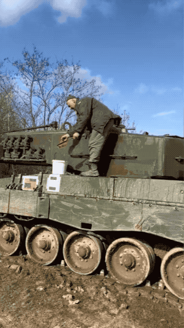 Thời gian gần đây, cả Ukraine và Nga thường xuyên tung ra những bức ảnh chụp xe tăng mới được trang bị cho tiền tuyến. Trong số đó, video Ukraine quay cảnh xe tăng Leopard-2 do phương Tây viện trợ đã được triển khai ra tiền tuyến, các binh sĩ Ukraine không chỉ chăm chỉ lau chùi vũ khí mới mà còn “nhảy múa vui vẻ”.