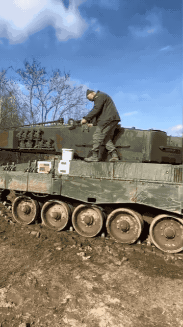 Xe tăng Leopard 2A4 là xe tăng thế hệ thứ ba của dòng xe tăng Leopard 2 của Đức, bắt đầu được sản xuất vào năm 1985. Xe tăng Leopard 2A4 sử dụng động cơ diesel và hệ thống truyền động thủy lực, có khả năng đạt tốc độ tối đa 70km/h.