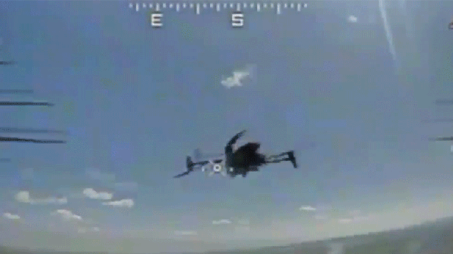 Quân đội Nga đã công bố các video về hoạt động của UAV mang vũ khí tiến công, tiết lộ cách dùng UAV trinh sát tìm kiếm mục tiêu ở các vị trí còn lại của Ukraine và quét sạch mục tiêu một cách chính xác.