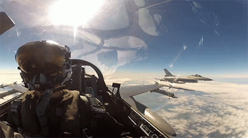 Thứ hai, khả năng tàng hình của F-16 gần như bằng không. Trước radar phòng không Nga, đặc điểm phản xạ tín hiệu radar và hồng ngoại, do thân máy bay bằng kim loại và động cơ phản lực của F-16 tạo ra cực kỳ rõ ràng, khiến nó trở thành "mục tiêu có thể nhìn thấy bằng mắt thường".