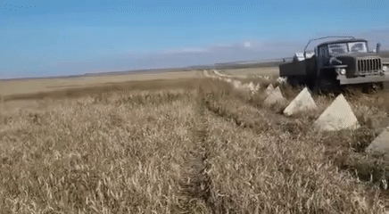 Quân đội Nga đã bắt đầu xây dựng các công sự quy mô lớn ở Kherson, Zaporozhye và Luhansk, điều này cho thấy quân đội Nga sẽ chủ yếu tiến hành phòng ngự trong mùa đông, đổi thời cơ lấy chiến thắng. Đồng thời tăng cường huấn luyện hàng trăm nghìn lính nghĩa vụ và quân tình nguyện; bố trí lại các tuyến vận chuyển, chuẩn bị cho những chiến dịch lớn.