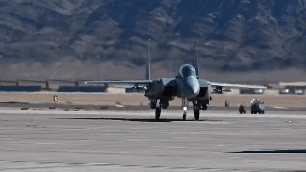 Khả năng đa nhiệm của F-15EX, cho nó lợi thế lớn, nó có thể đáp ứng với nhiều tình huống chiến đấu khác nhau, cho dù đó là giao chiến với máy bay địch, hỗ trợ hỏa lực mặt đất tầm gần hay tiến hành các cuộc tấn công chiến lược. Còn H-6K, với trọng tâm là máy bay ném bom đơn thuần, nổi bật trong các cuộc giao tranh tầm xa, nhưng ít thích ứng hơn với các tình huống chiến đấu năng động.