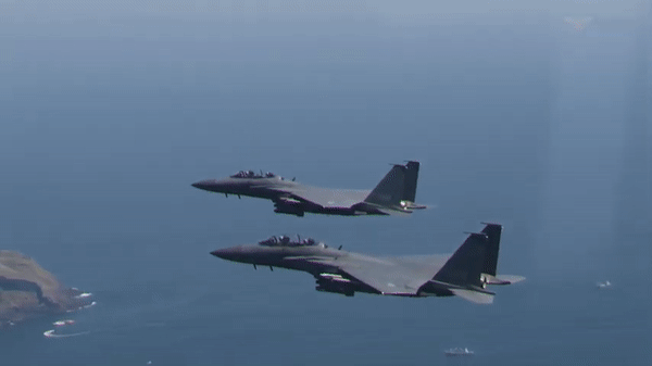 Việc quyết định đầu tư vào F-15EX của Không quân Mỹ, cho thấy một chiến lược rộng hơn nhằm duy trì ưu thế trên không và tính linh hoạt trong nhiều tình huống chiến đấu khác nhau. Với khả năng mang nhiều vũ khí hơn H-6K, F-15EX được định vị là một vũ khí chủ lực, trong bất kỳ cuộc xung đột tiềm tàng nào ở khu vực Châu Á - Thái Bình Dương, nơi sự hiện diện quân sự của Trung Quốc tiếp tục gia tăng.