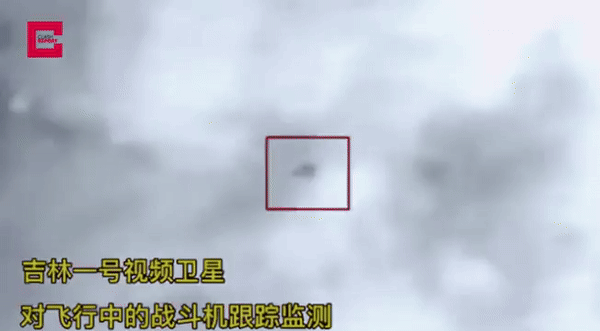 Tuy nhiên, đoạn video ngắn đến mức đáng ngạc nhiên, khi chỉ có sáu giây. Chang Quang xác định chiếc máy bay này là máy bay chiến đấu tàng hình F-22 Raptor của Mỹ, đang bay qua bầu trời nhiều mây.