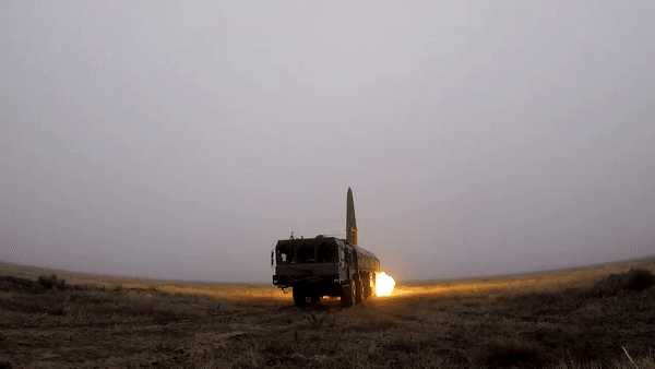 Theo tình hình, khi phát hiện một máy bay chiến đấu đang đậu, máy bay không người lái sẽ truyền thông tin mục tiêu trở lại trung tâm chỉ huy phía sau của Nga và lực lượng tên lửa Nga, sẽ nhanh chóng phóng một tên lửa tấn công.