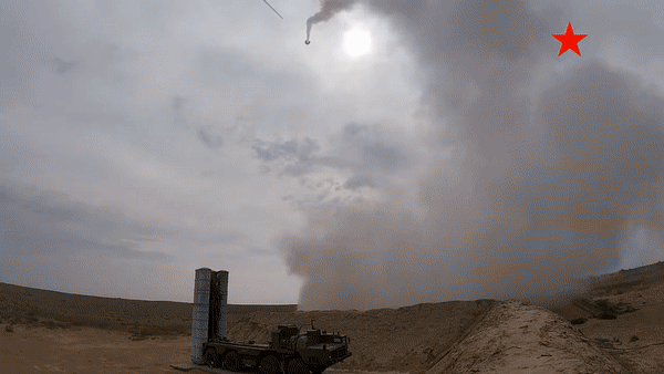 S-400 Triumph, còn được NATO gọi là SA-21 Growler, là hệ thống tên lửa đất đối không tầm xa (SAM) tiên tiến của Nga, được thiết kế để chống lại nhiều mối đe dọa trên không. S-400 được phát triển bởi Almaz-Antey, hệ thống này đi vào hoạt động năm 2007 và được coi là một trong những hệ thống phòng không có năng lực nhất thế giới. 