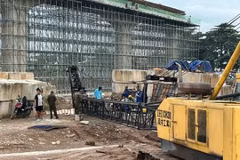 Cần cẩu thi công Vành đai 3 đổ sập, 1 người chết, 1 bị thương nặng