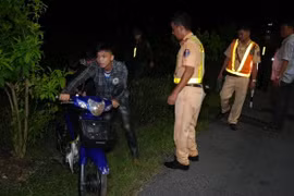 Clip: Nhóm thanh niên tụ tập nẹt pô, rú ga trong đêm tại Đồng Tháp