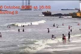TP HCM: Nước biển Vũng Tàu chuyển màu xanh lạ, cơ quan chức năng lên tiếng