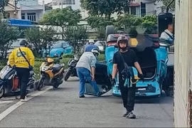 Taxi công nghệ lật ngửa trên cầu vượt Quang Trung