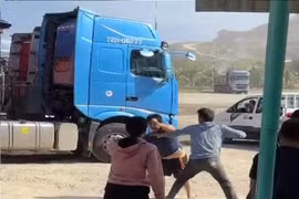 Mâu thuẫn tranh giành đá, hai tài xế ở Hàm Kiệm xảy ra xô xát