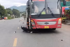 Bảo Lộc: Xe khách vượt ẩu, nam sinh lớp 11 tử vong