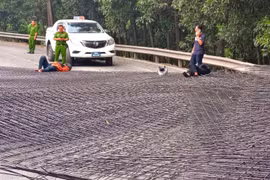 Xe đầu kéo làm rơi thép công trình, hai người đi xe máy bị đè bất tỉnh