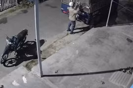 Camera ghi lại cảnh cắt khóa thùng xe tải, lấy đồ giữa phố tại An Giang