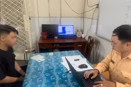 Buông hai tay khi chạy xe trên cầu Ba Son, thanh niên bị CSGT mời làm việc