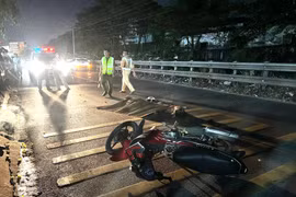 TPHCM: Xe máy va chạm taxi, một người tử vong tại chỗ