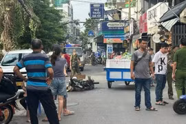 TP HCM: Xe máy va chạm xe lôi chở rau, một người tử vong