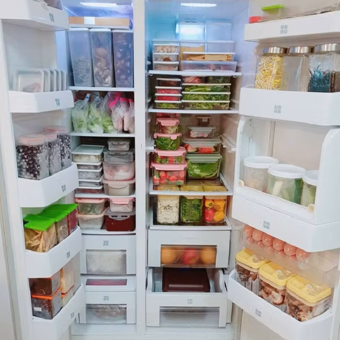Thời điểm tốt nhất để bạn vệ sinh tủ lạnh hay tủ bếp là trước khi bạn cất trữ thực phẩm mới mua được. Sau đó, hãy dành ra một vài phút để kiểm tra mọi thứ trong tủ lạnh và lấy ra những lọ, hộp, túi đựng thức ăn đã hết hoặc không sử dụng nữa.