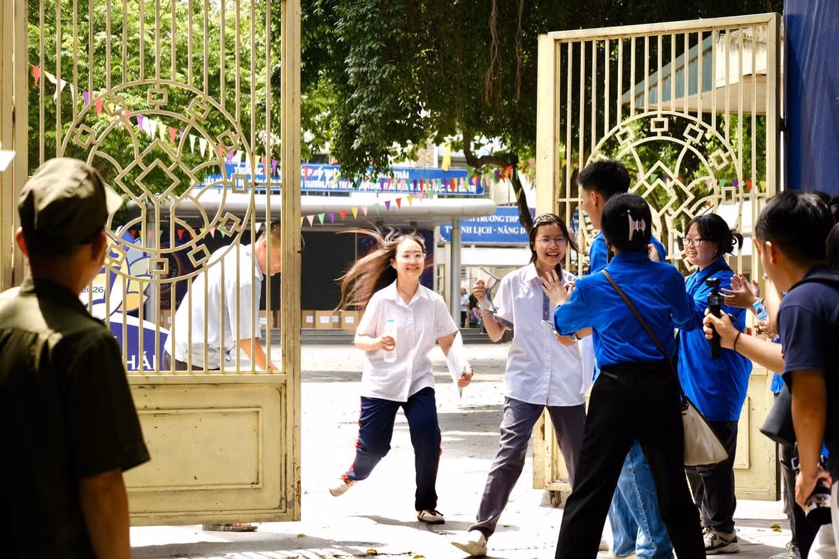 Thí sinh hồ hởi sau buổi thi môn Văn. (Ảnh: PV)