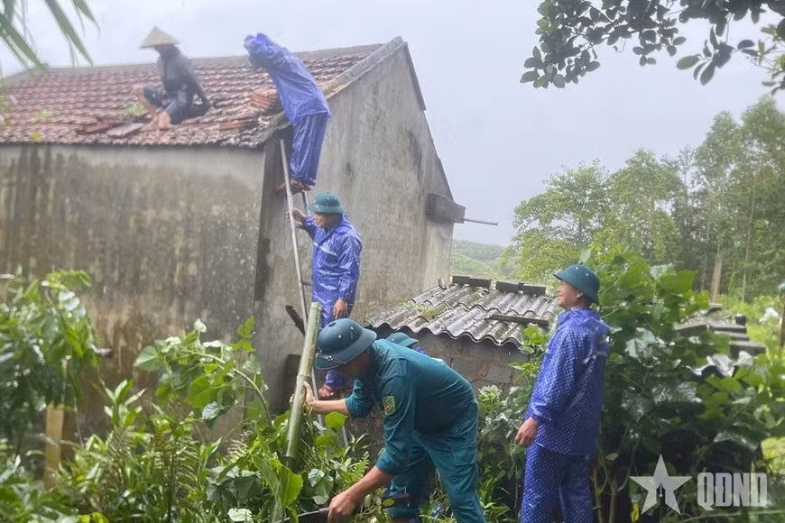 Cán bộ, chiến sĩ Ban CHQS xã Quảng Tân giúp nhân dân khắc phục hậu quả sau bão.