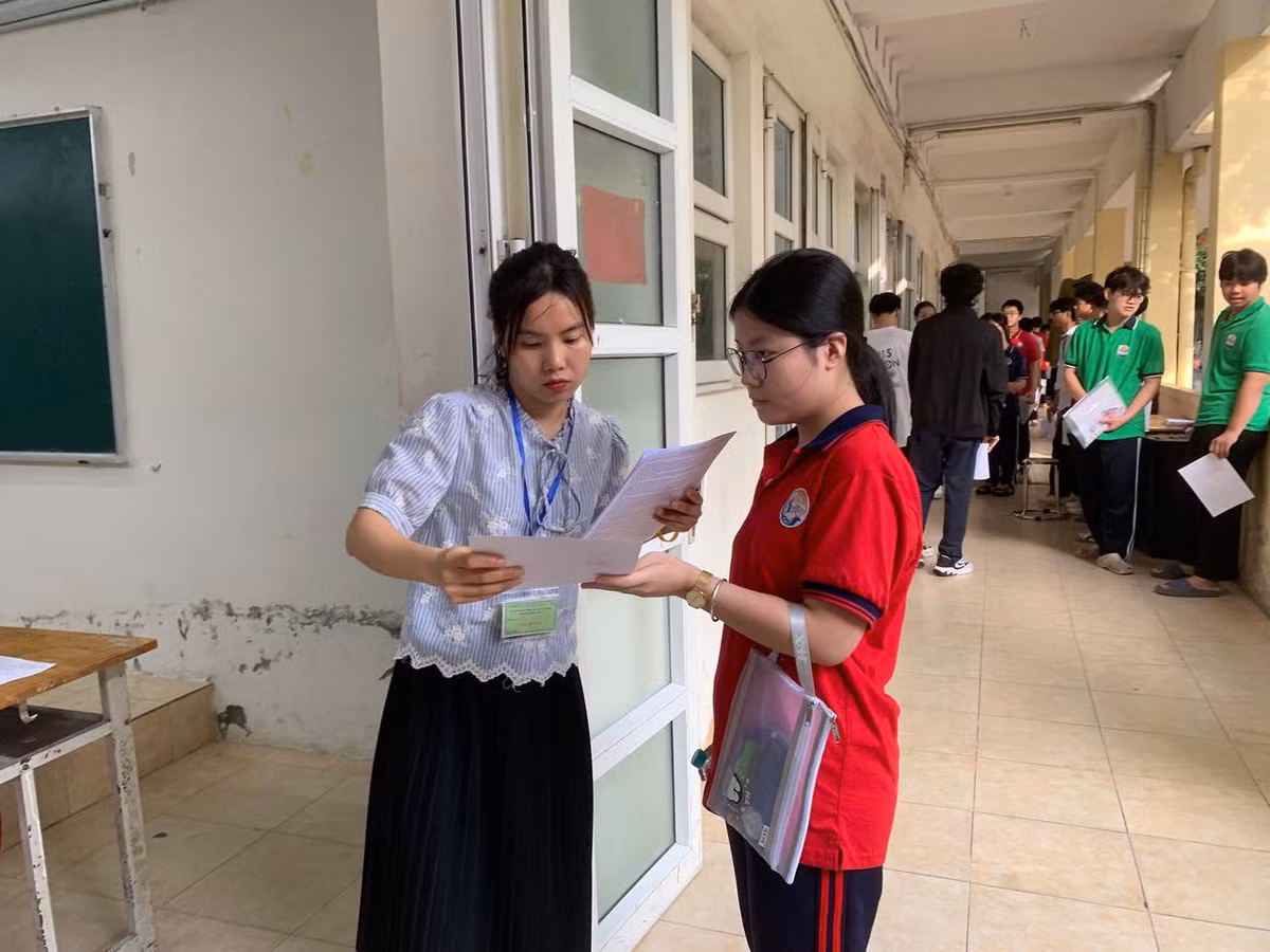 Thí sính tại điểm thi THPT Phạm Hồng Thái (Ảnh: PV)