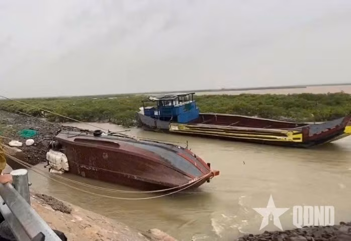 Tàu bị lật tại phường Móng Cái 2, tỉnh Quảng Ninh.