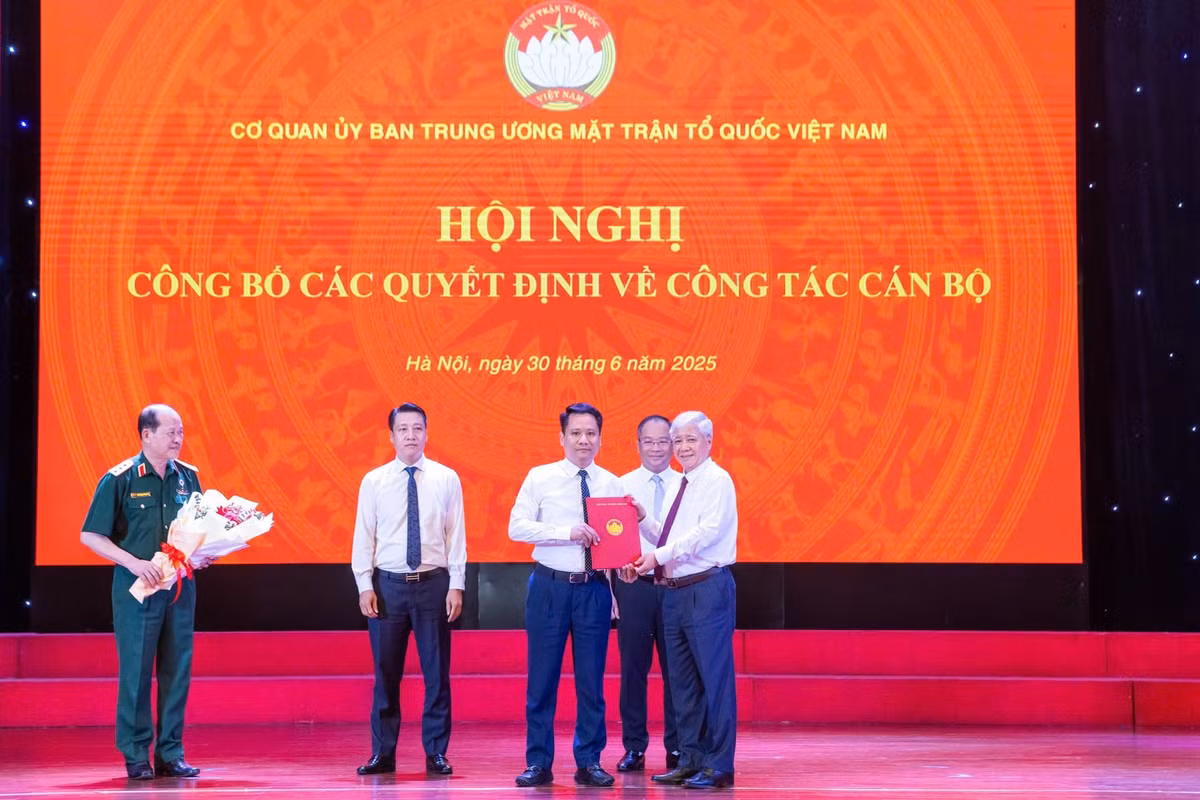 Chủ tịch Đỗ Văn Chiến trao quyết định cho lãnh đạo Báo Đại đoàn kết. Ảnh: Quang Vinh