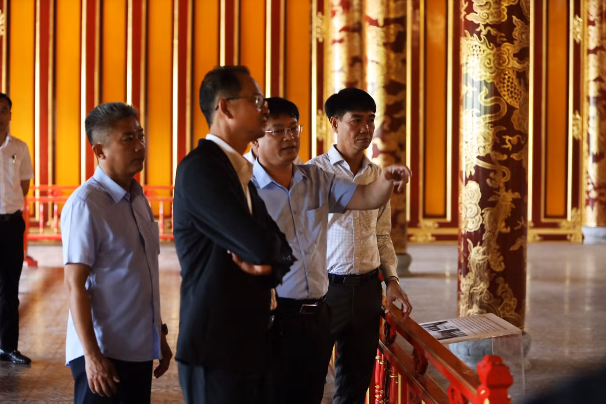 Phó Chủ tịch Thường trực UBND TP Huế Nguyễn Thanh Bình (người chỉ tay) kiểm tra thực tế công tác bảo quản các hiện vật cấp quốc gia tại điện Thái Hòa, ngày 26/5. Ảnh: Đan Châu.