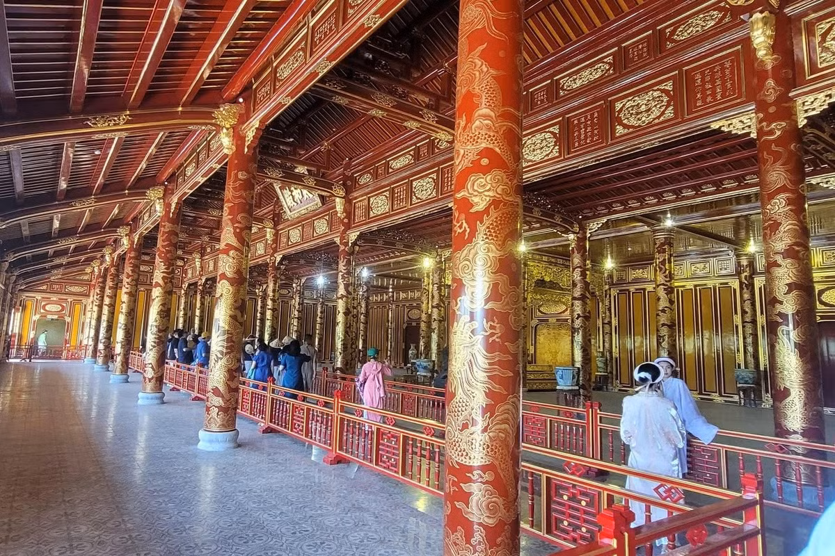 Du khách xếp hàng tham quan ngai vàng triều Nguyễn trưa 24/5, trước khi sự cố xảy ra. Ảnh: Lô Tiến Biểu.