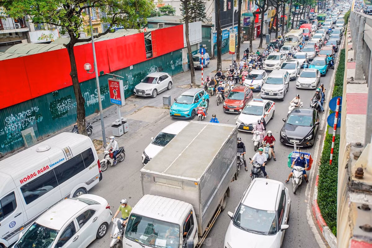 Đoạn dưới chân cầu vượt qua nút giao Trần Duy Hưng - Láng thường xuyên diễn ra ùn tắc kéo dài.