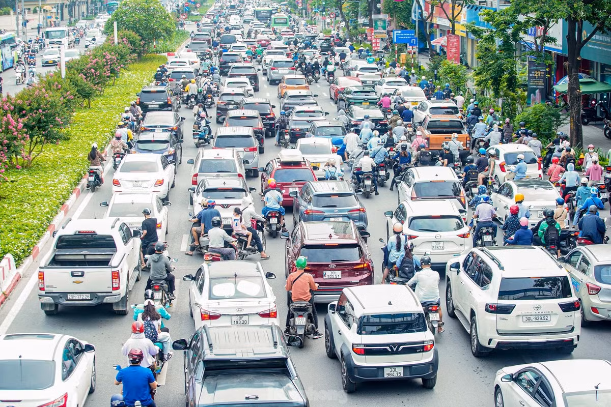 Tình trạng tương tự diễn ra tại các điểm, nút giao trên đường Nguyễn Chí Thanh.