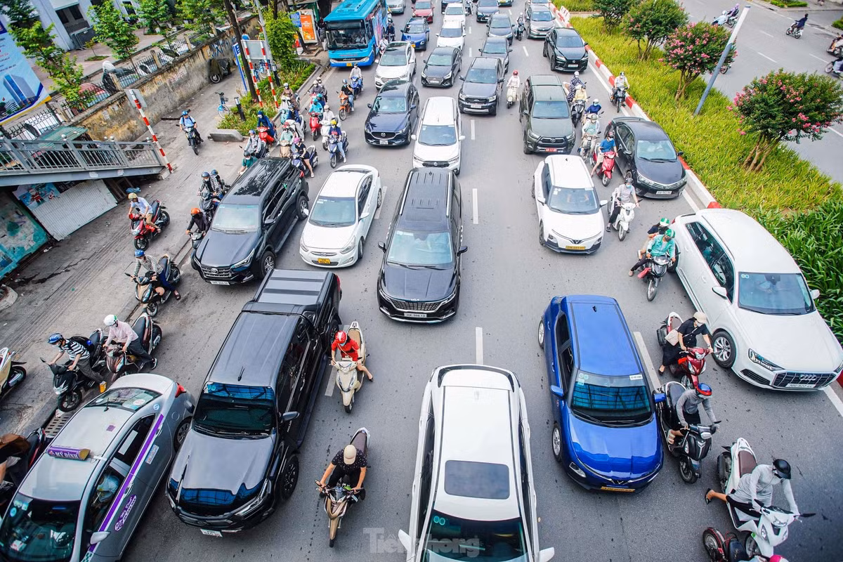 "Nên có những biện pháp để phân làn cho ô tô, và xe máy phù hợp, tại các nút giao, điểm quay đầu xe để tránh tình trạng lấn làn, ùn tắc cục bộ", anh Công (Đống Đa, Hà Nội) chia sẻ.