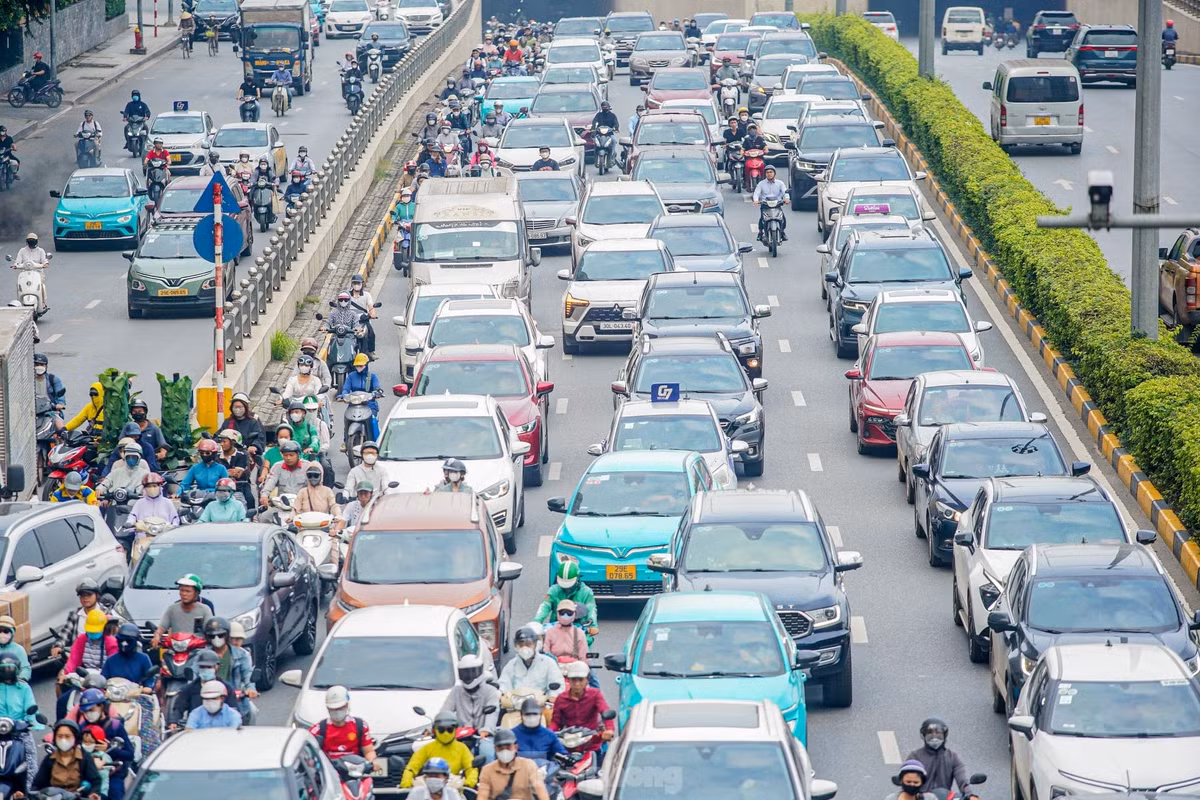 Tuyến đường Trần Duy Hưng còn xảy ra tình trạng ô tô phủ kín tất cả các làn đường, khiến xe máy không còn chỗ di chuyển khiến giao thông trở nên hỗn loạn, ùn tắc cục bộ.