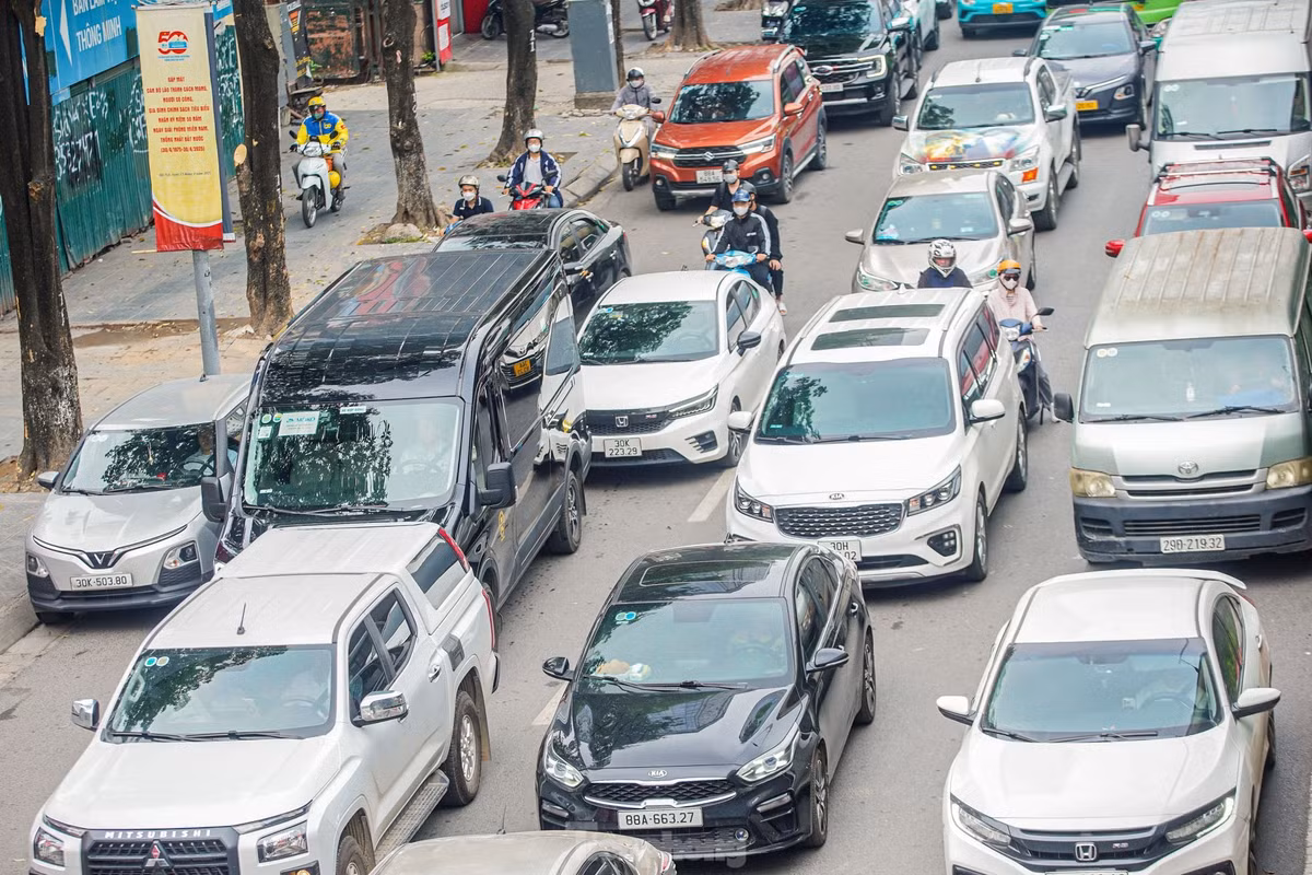 Khu vực đường rộng ba làn xe, tuy nhiên ô tô dàn hàng 4-5 trên đường không chừa lối đi xe máy.