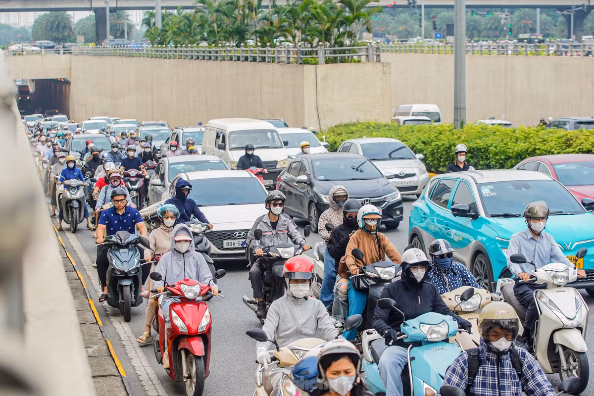 Xe máy chỉ còn một phần đường nhỏ để di chuyển vào trung tâm thành phố.