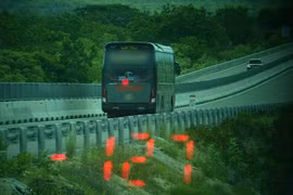 Xe chở 23 khách lao 130 km/h trên cao tốc