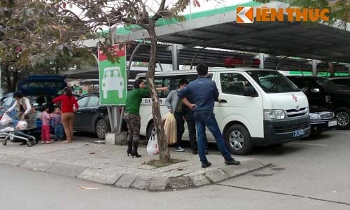 Xe cứu thương, biển xanh ùn ùn vào siêu thị... sắm Tết